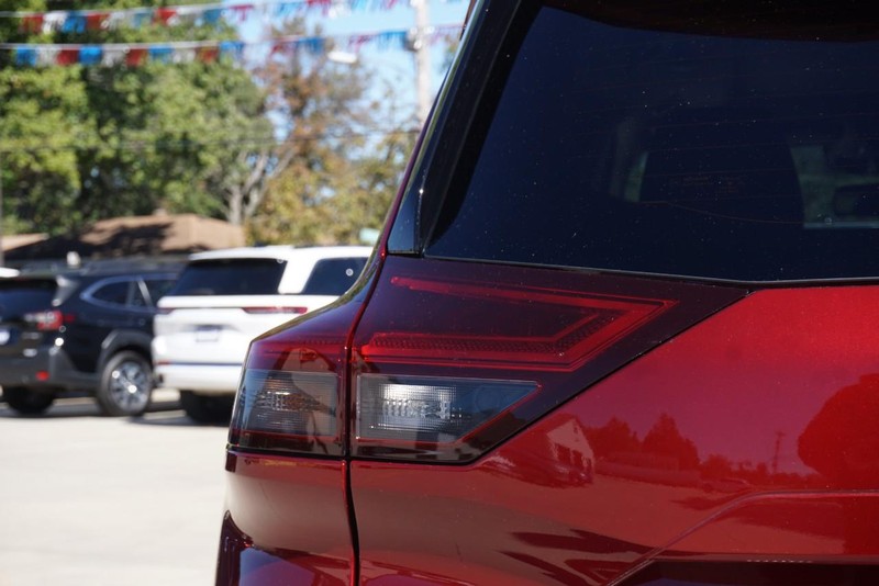 Nissan Rogue Vehicle Full-screen Gallery Image 16