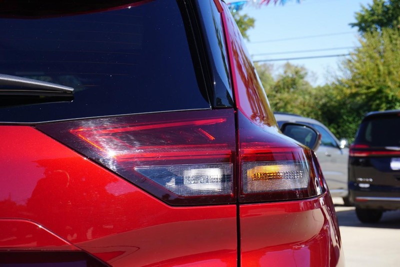 Nissan Rogue Vehicle Full-screen Gallery Image 17