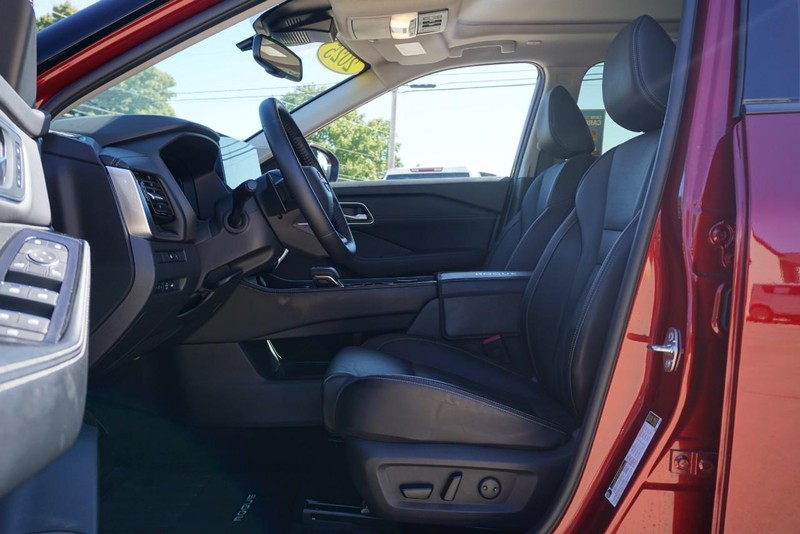 Nissan Rogue Vehicle Full-screen Gallery Image 20