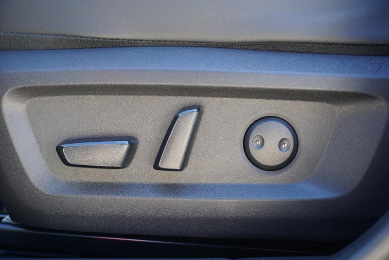 Nissan Rogue Vehicle Full-screen Gallery Image 21