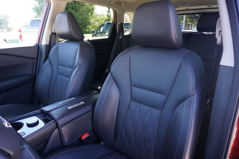 Nissan Rogue Vehicle Full-screen Gallery Image 22