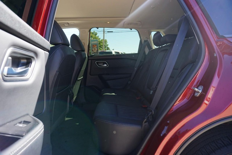 Nissan Rogue Vehicle Full-screen Gallery Image 23