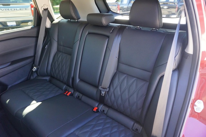 Nissan Rogue Vehicle Full-screen Gallery Image 24