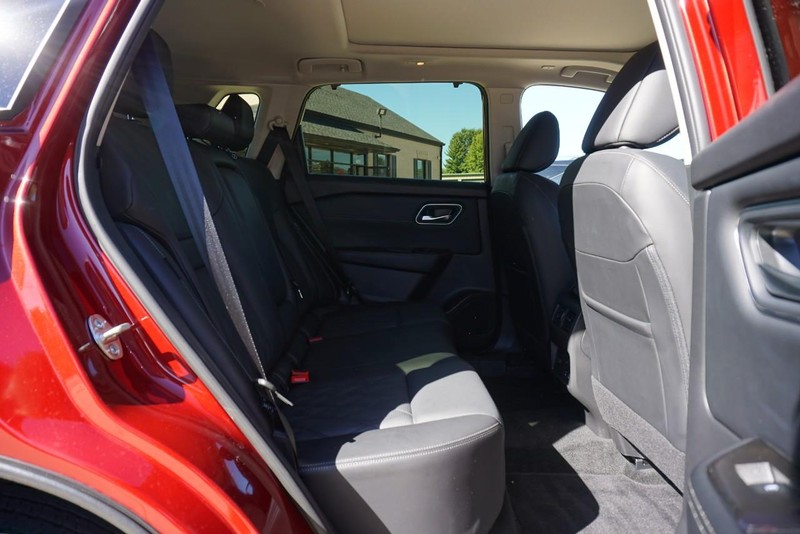 Nissan Rogue Vehicle Full-screen Gallery Image 25