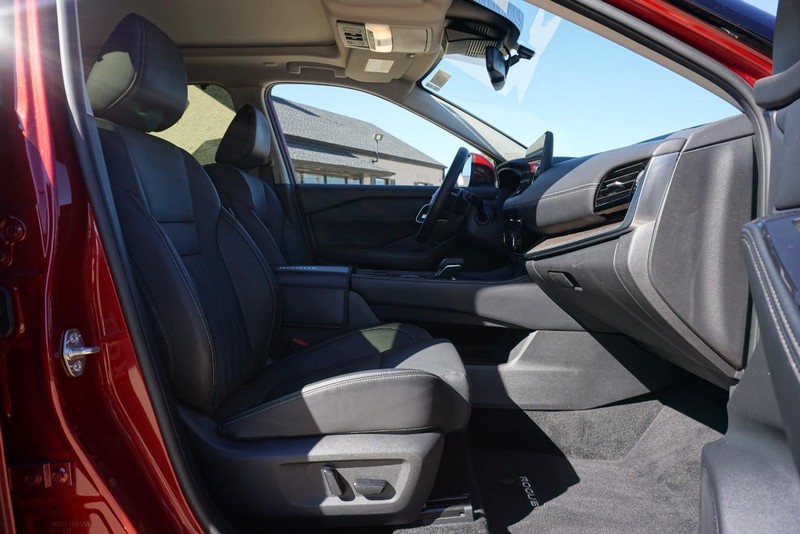 Nissan Rogue Vehicle Full-screen Gallery Image 27
