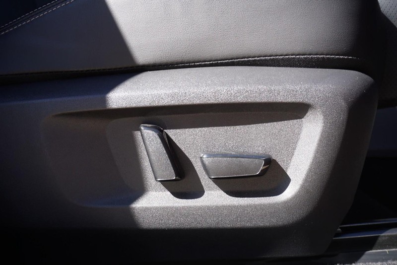 Nissan Rogue Vehicle Full-screen Gallery Image 28