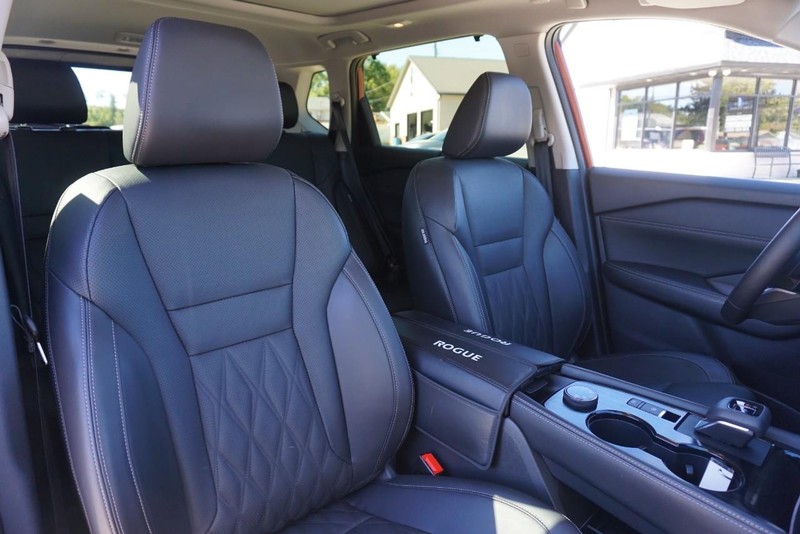 Nissan Rogue Vehicle Full-screen Gallery Image 29
