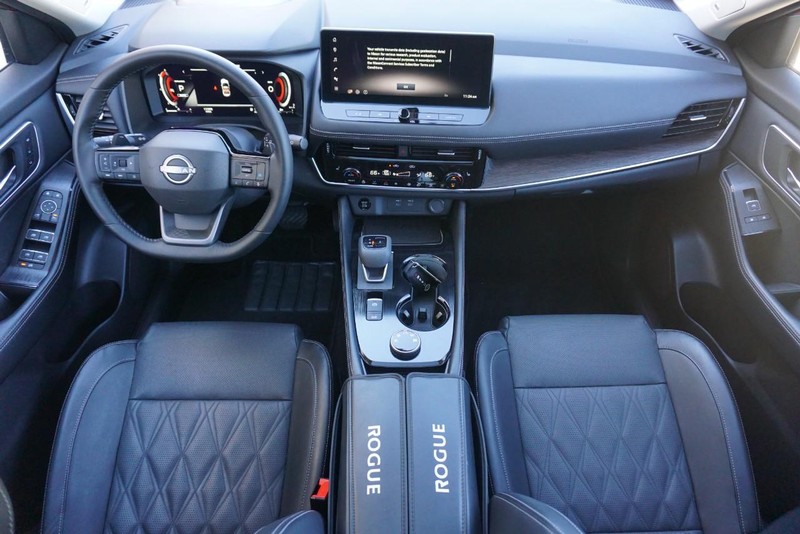 Nissan Rogue Vehicle Full-screen Gallery Image 30