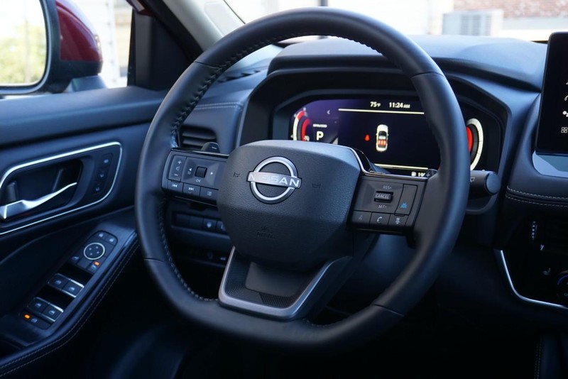 Nissan Rogue Vehicle Full-screen Gallery Image 31