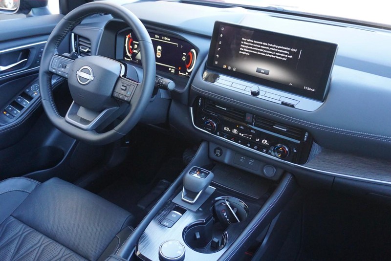 Nissan Rogue Vehicle Full-screen Gallery Image 33
