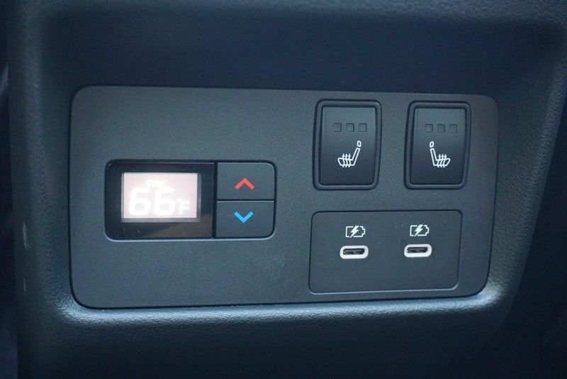 Nissan Rogue Vehicle Full-screen Gallery Image 35
