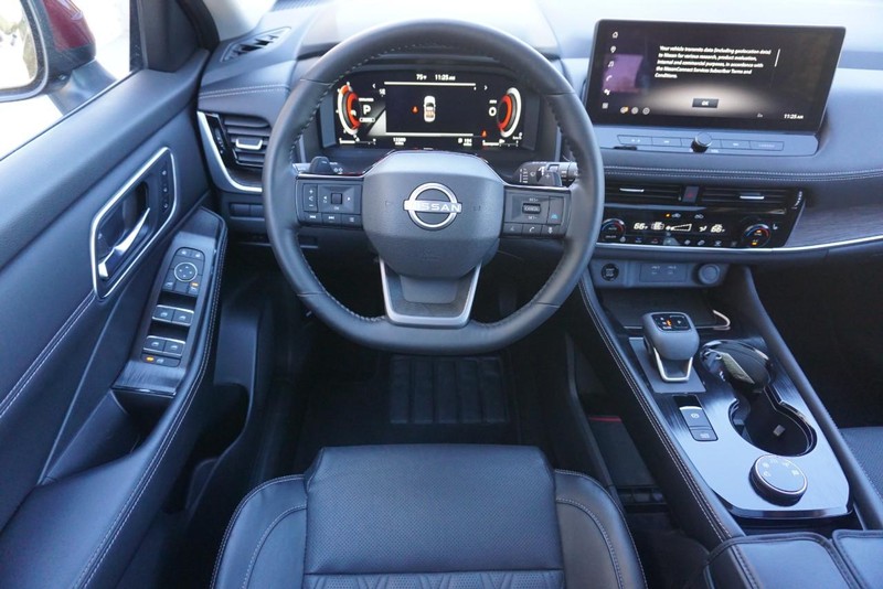 Nissan Rogue Vehicle Full-screen Gallery Image 36