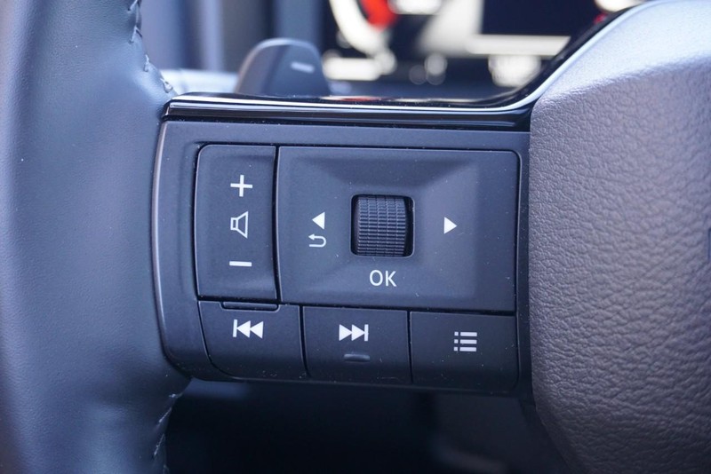 Nissan Rogue Vehicle Full-screen Gallery Image 37