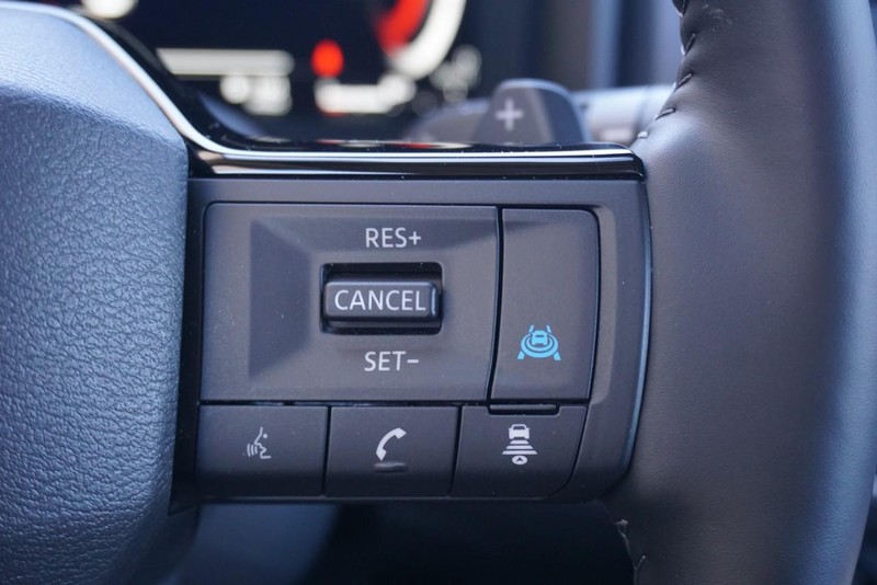 Nissan Rogue Vehicle Full-screen Gallery Image 38