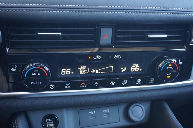 Nissan Rogue Vehicle Full-screen Gallery Image 41