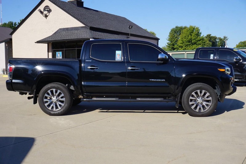 Toyota Tacoma 4WD Vehicle Full-screen Gallery Image 02