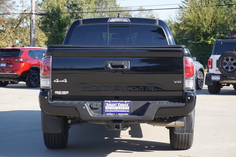 Toyota Tacoma 4WD Vehicle Full-screen Gallery Image 04