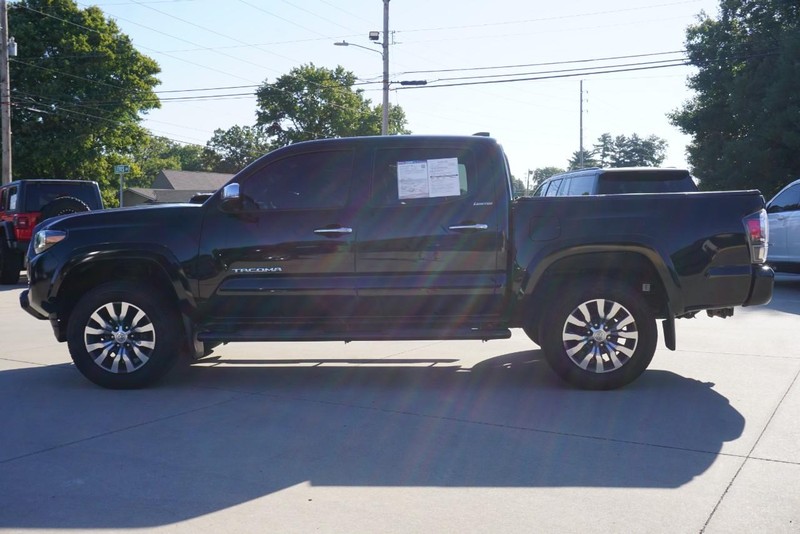 Toyota Tacoma 4WD Vehicle Full-screen Gallery Image 06