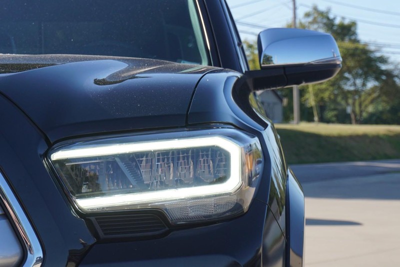 Toyota Tacoma 4WD Vehicle Full-screen Gallery Image 10