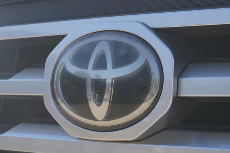 Toyota Tacoma 4WD Vehicle Full-screen Gallery Image 11