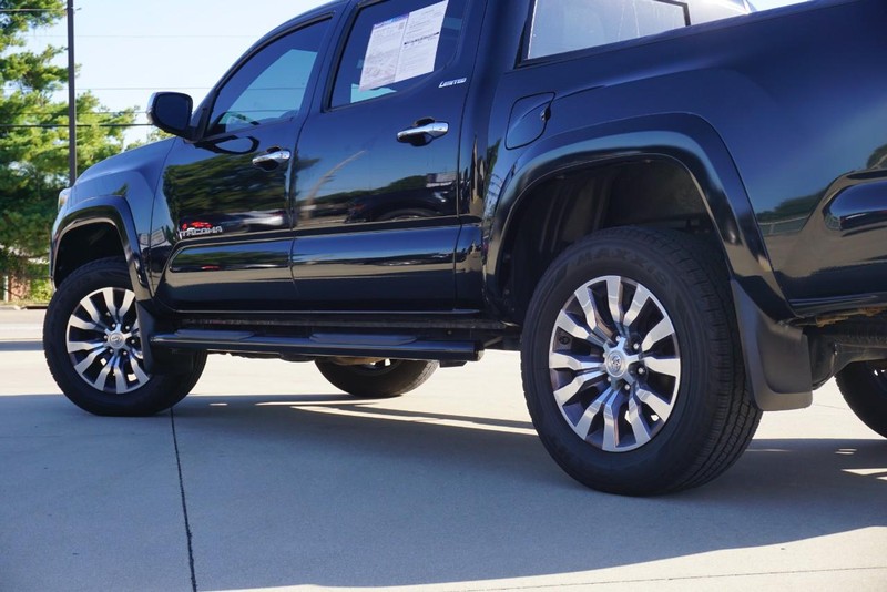Toyota Tacoma 4WD Vehicle Full-screen Gallery Image 14