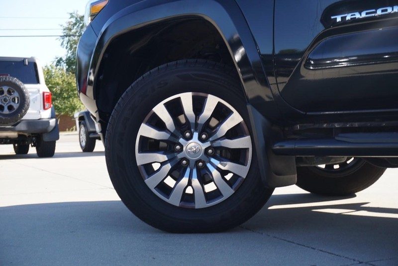 Toyota Tacoma 4WD Vehicle Full-screen Gallery Image 15