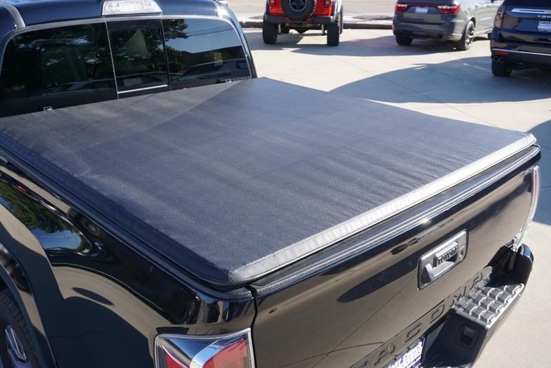 Toyota Tacoma 4WD Vehicle Full-screen Gallery Image 18