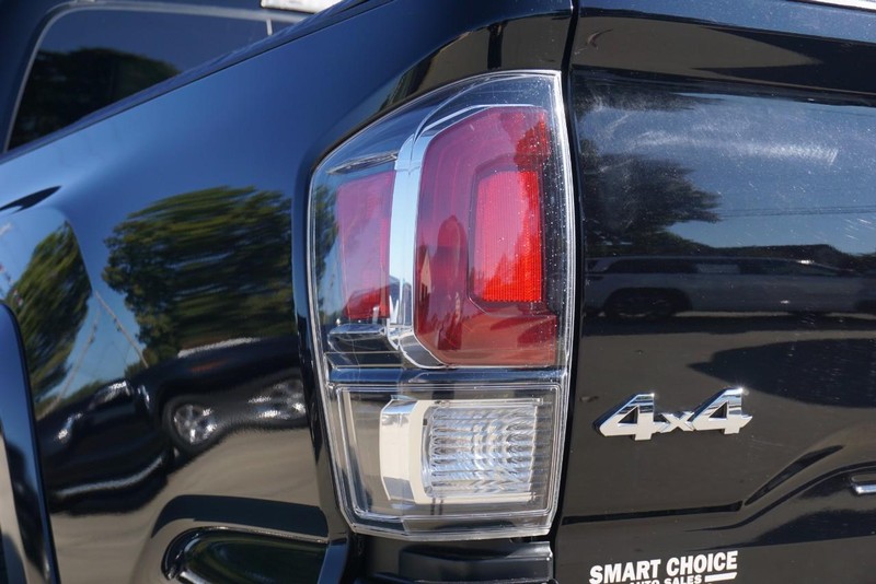 Toyota Tacoma 4WD Vehicle Full-screen Gallery Image 19