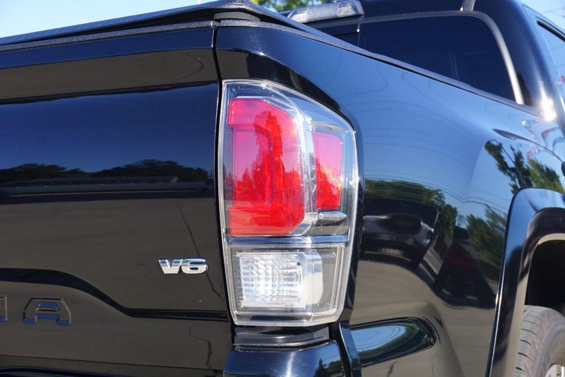 Toyota Tacoma 4WD Vehicle Full-screen Gallery Image 20