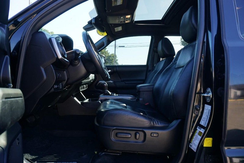 Toyota Tacoma 4WD Vehicle Full-screen Gallery Image 26