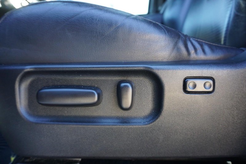 Toyota Tacoma 4WD Vehicle Full-screen Gallery Image 27