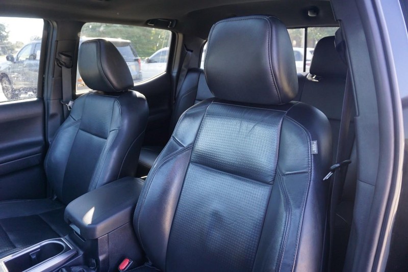 Toyota Tacoma 4WD Vehicle Full-screen Gallery Image 28