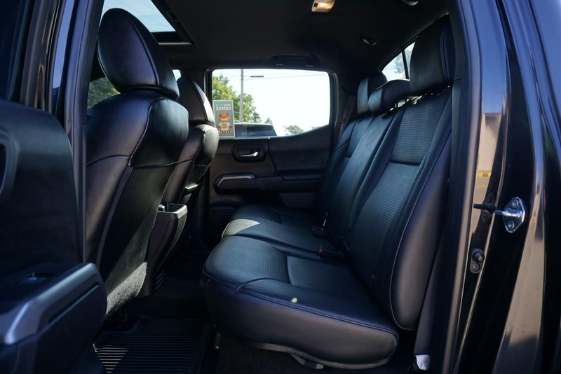 Toyota Tacoma 4WD Vehicle Full-screen Gallery Image 29