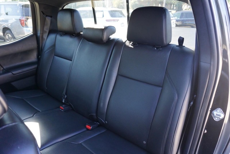 Toyota Tacoma 4WD Vehicle Full-screen Gallery Image 30