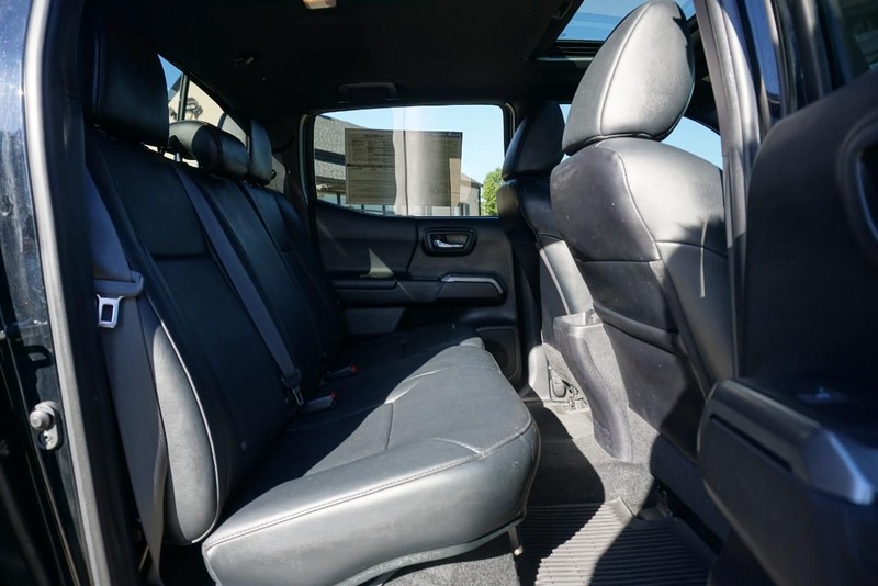 Toyota Tacoma 4WD Vehicle Full-screen Gallery Image 31