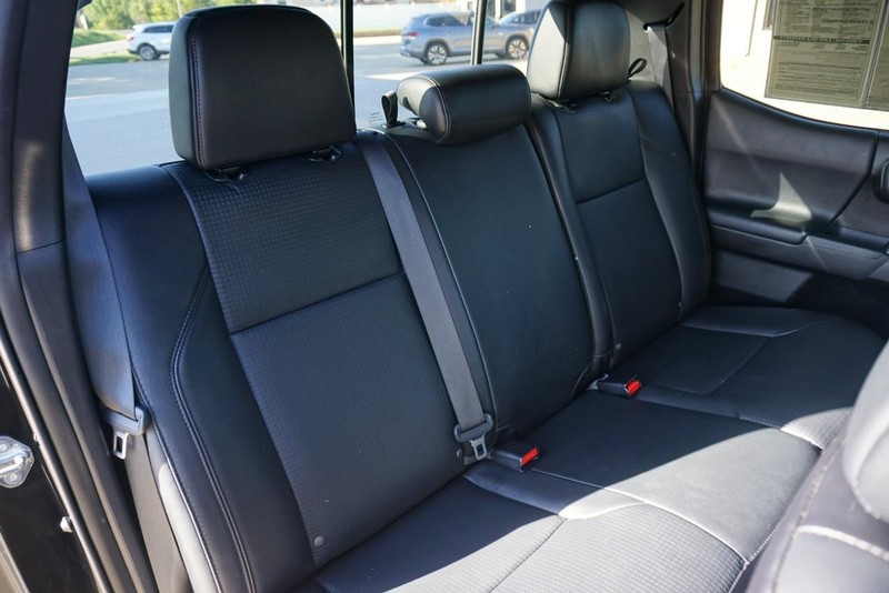 Toyota Tacoma 4WD Vehicle Full-screen Gallery Image 32