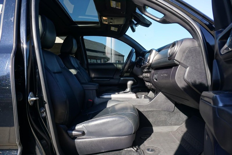 Toyota Tacoma 4WD Vehicle Full-screen Gallery Image 33