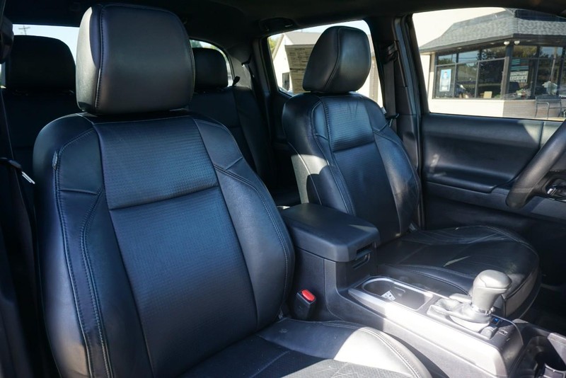 Toyota Tacoma 4WD Vehicle Full-screen Gallery Image 34