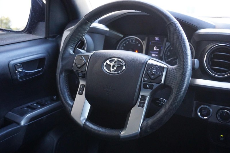 Toyota Tacoma 4WD Vehicle Full-screen Gallery Image 36