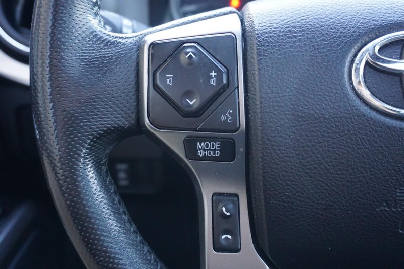 Toyota Tacoma 4WD Vehicle Full-screen Gallery Image 41