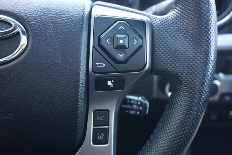 Toyota Tacoma 4WD Vehicle Full-screen Gallery Image 42