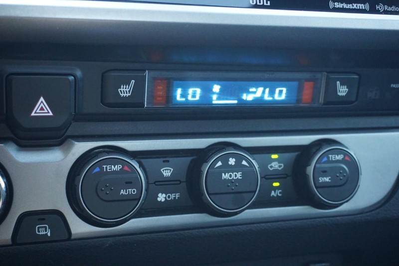 Toyota Tacoma 4WD Vehicle Full-screen Gallery Image 46
