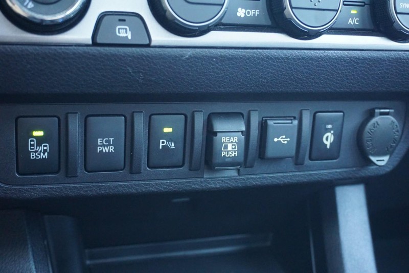 Toyota Tacoma 4WD Vehicle Full-screen Gallery Image 49