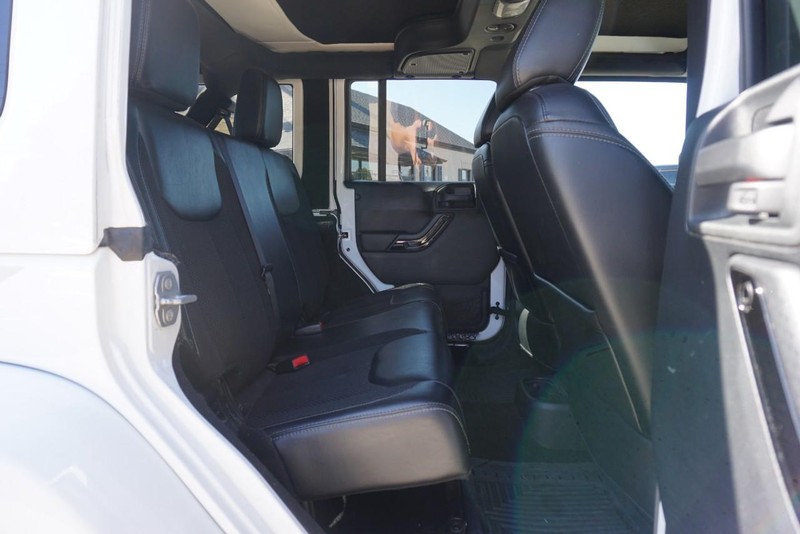 Jeep Wrangler Unlimited Vehicle Full-screen Gallery Image 22