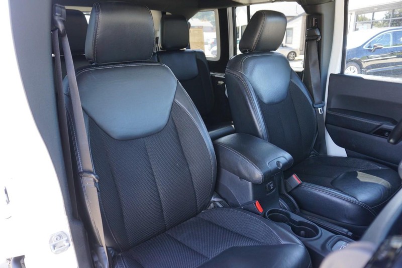 Jeep Wrangler Unlimited Vehicle Full-screen Gallery Image 25