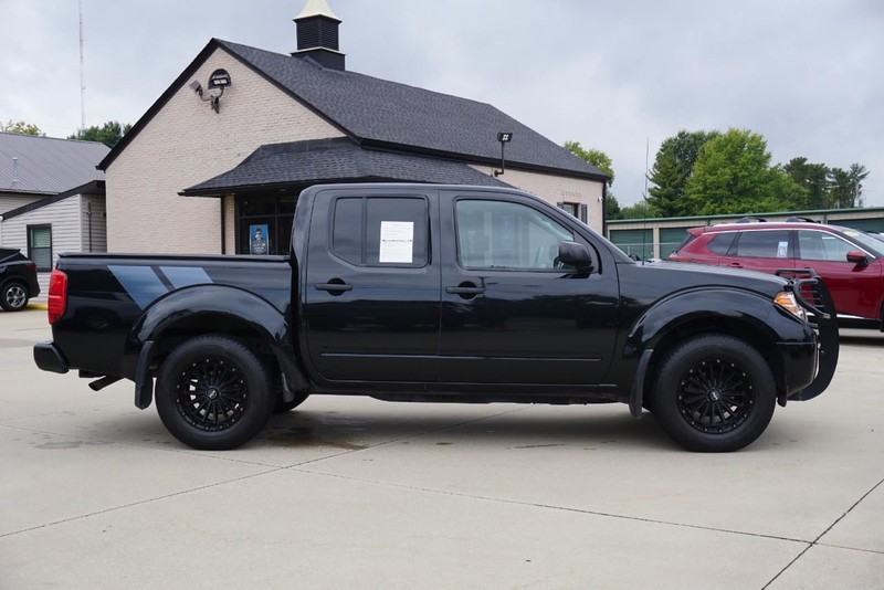 Nissan Frontier Vehicle Full-screen Gallery Image 02