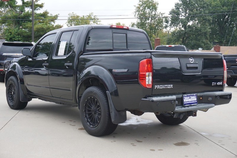 Nissan Frontier Vehicle Full-screen Gallery Image 05