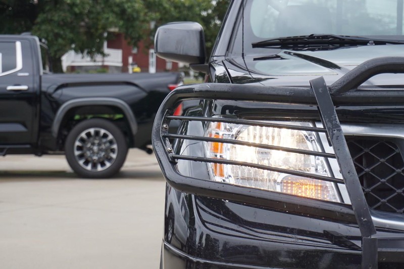 Nissan Frontier Vehicle Full-screen Gallery Image 09