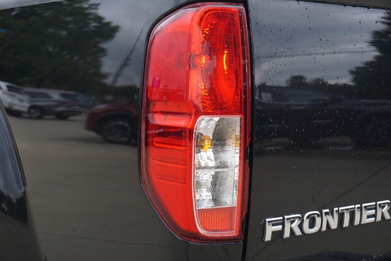 Nissan Frontier Vehicle Full-screen Gallery Image 18