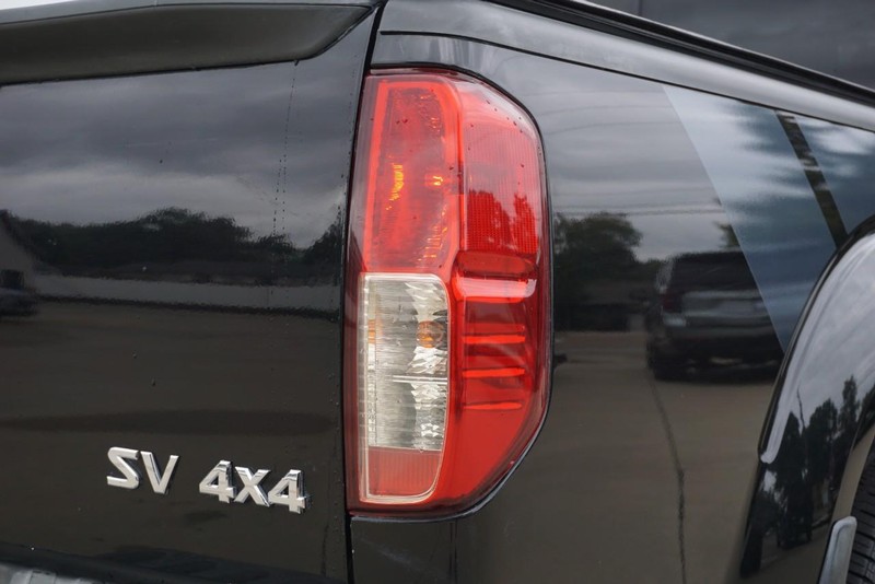 Nissan Frontier Vehicle Full-screen Gallery Image 19